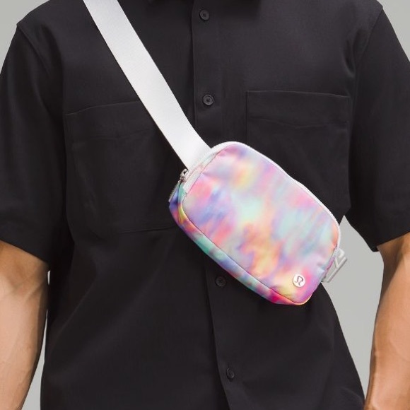 NWT Lululemon Everywhere 1L Belt Bag in Prism Wash - Picture 2 of 6